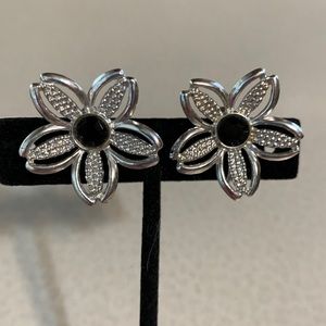 Vintage Sarah Coventry silver tone flower clip on earrings (292)